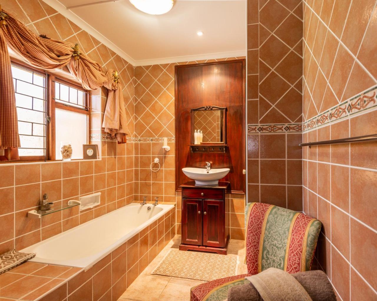 Brown Jug Guest House Hermanus Bagian luar foto